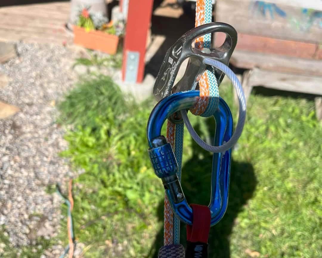 Two ropes in one slot on the Petzl Reverso, a handy trick.