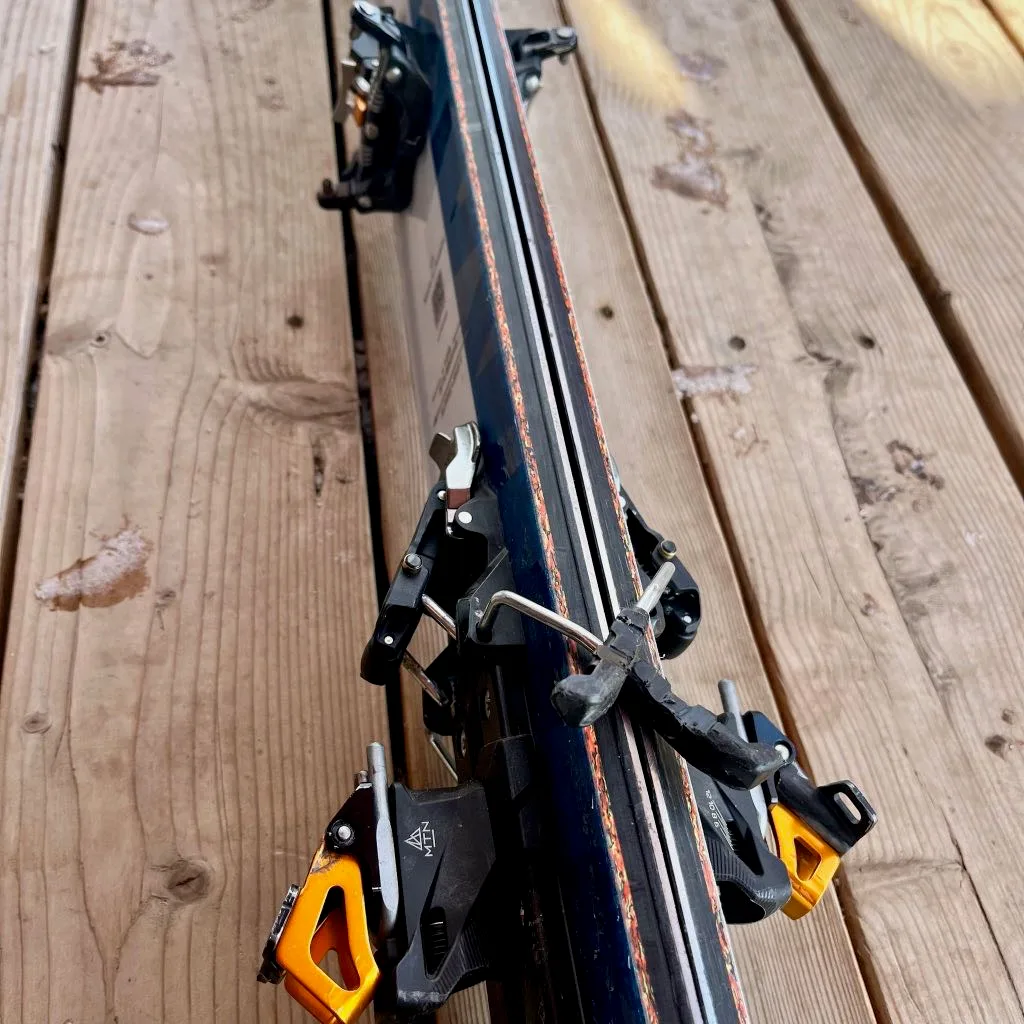 The double, recycled sidewall underfoot. The colorful second sidewall corresponds well with the stiffer underfoot section of the ski.