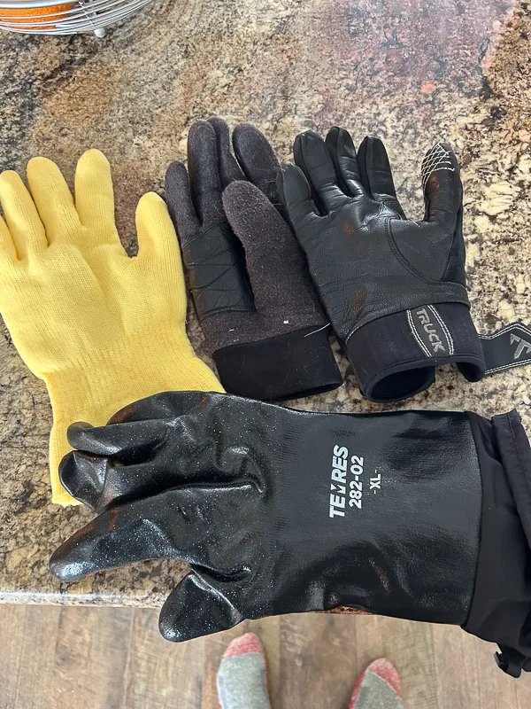 Liner removed and stand alone Temres 282-20 shell. I use Truck gloves that fit great inside the Showa shells—which provides extra protection.