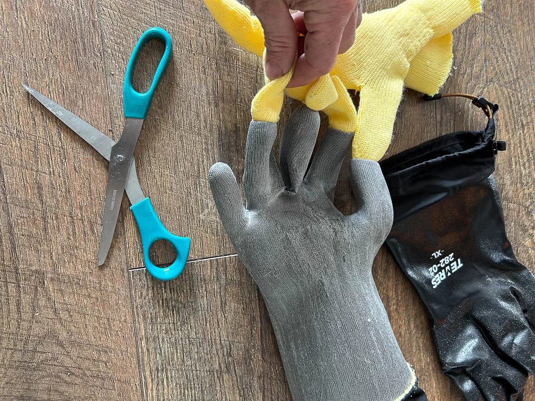 The Showa Temres 282-20 arrives with an easy to cut out liner. Here, I am pulling the liner out gently, as the fingertips are glued in place.