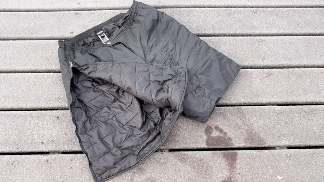 The full-size zip and interior fabric/insulation are shown.