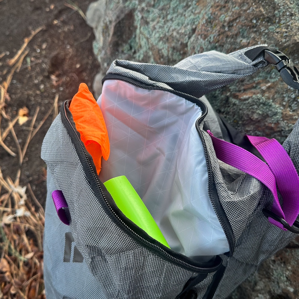 The safety tool pocket has a separate access and is quite voluminous.