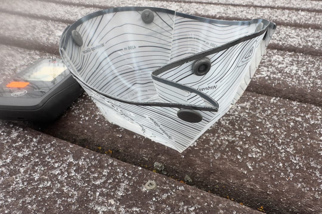 A close-up of a snap (one of four) and the overlapping croner design that makes this flat piece of plastic a functional bowl. 