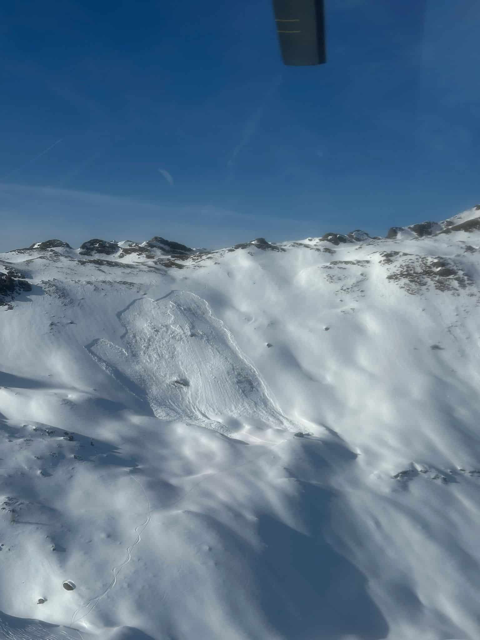 An image from the Pongau rescue services showing the avalanche in the "Smugglers" zone (about 2,200 meters above sea level) in the open, alpine terrain.