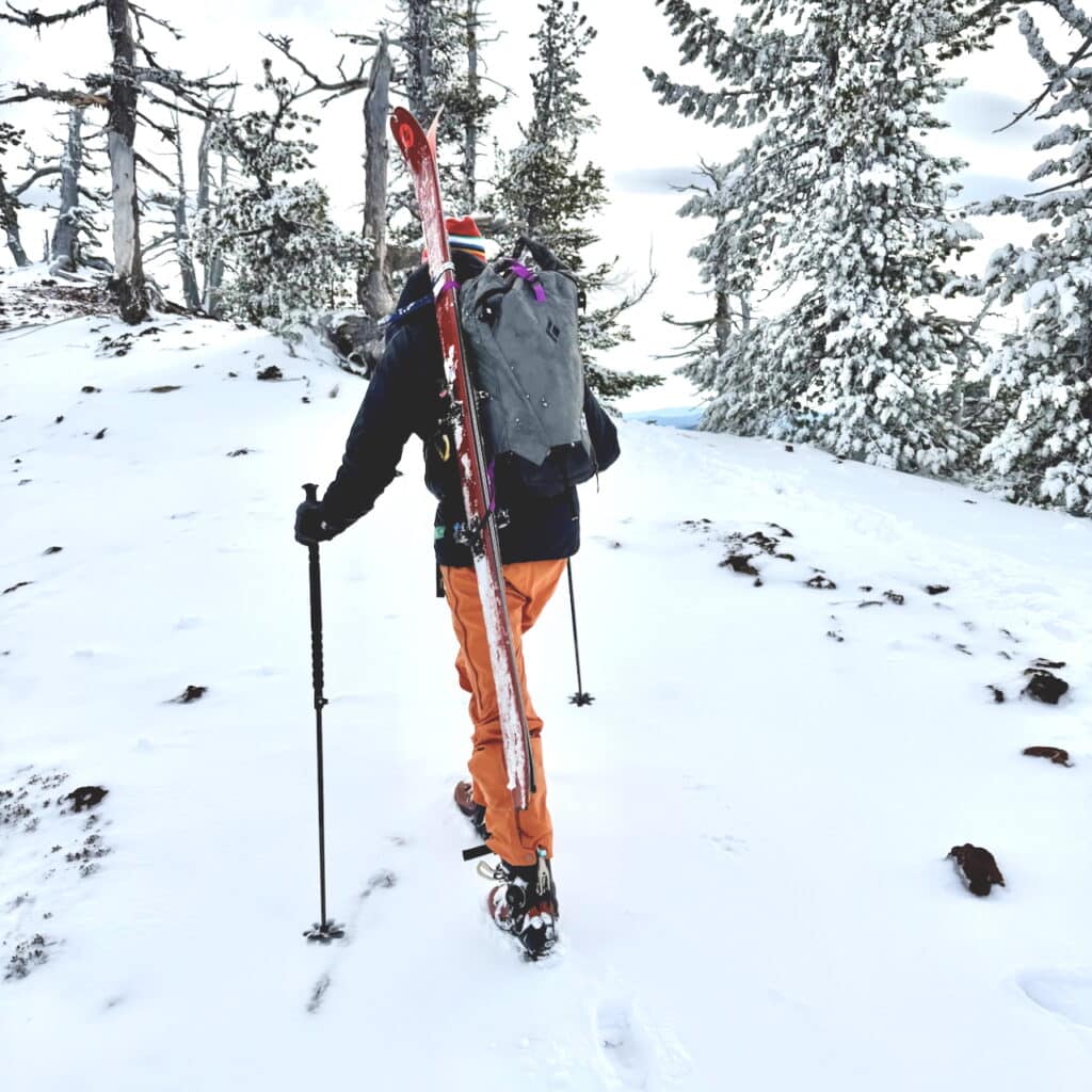I’ve found I prefer to carry skis on the left side. I wore a small hole through the front panel while carrying the skis diagonally.
