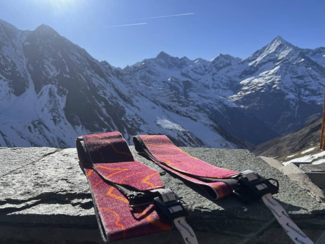 A traditional wire tip clip and functional plastic tail clips keeps the skins secure. 